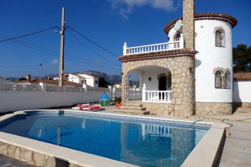 a villa with a swimming pool and a tower at Meddays Villa Zaragoza in Miami Platja