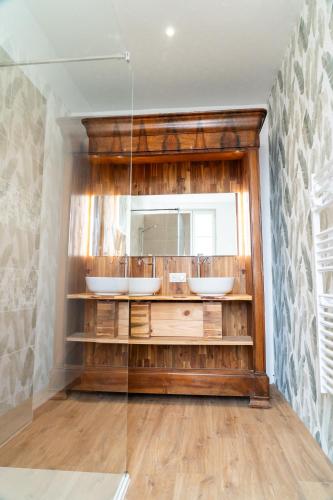 a bathroom with two sinks and a mirror at Parnaydisiaque in Parnay