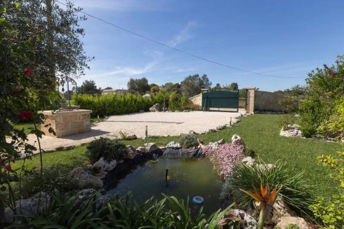 a pond in the middle of a garden at Villetta Dote in Casarano