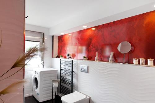 a bathroom with a red painting on the wall at Naturparadies an der Saale in Könnern