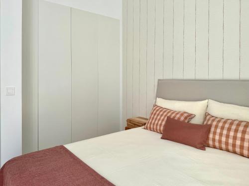 a bedroom with a bed with two pillows on it at Apartamento La Font in Pego