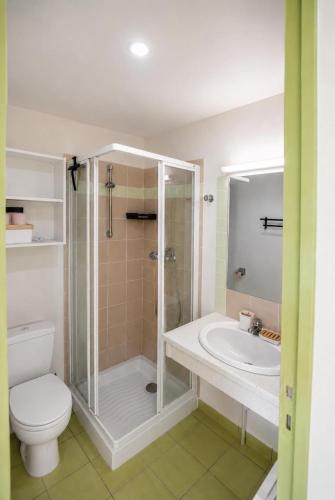 a bathroom with a shower and a toilet and a sink at Le Chalet Bellevue, Vue Panoramique, Piscine et Clim in Ayen