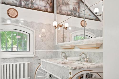 a bathroom with two sinks and a large mirror at Villa Aurum in Greetsiel