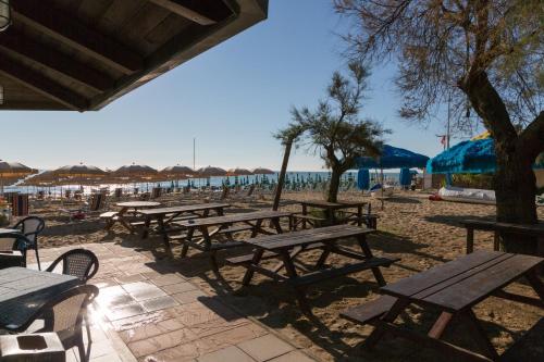 a group of picnic tables on the beach at Hotel Miramare in Pineto