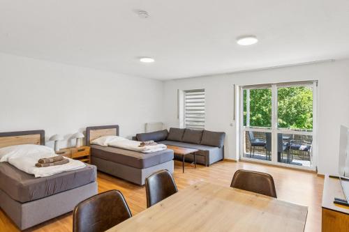 a living room with a couch and a table at Casa Materi Geldersheim in Geldersheim