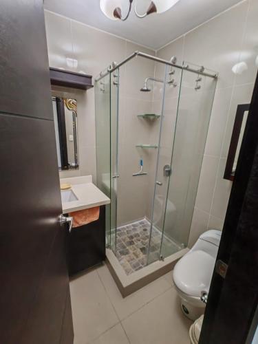 a bathroom with a glass shower and a toilet at fontaine bleau piso 4F in Atacames