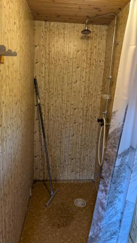 ein Badezimmer mit Dusche mit Glastür in der Unterkunft Ullstorp Tomta in Nykil
