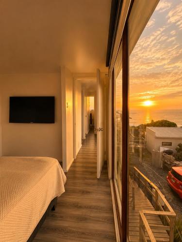a bedroom with a bed and a view of the ocean at Cabaña el Sol in La Boca