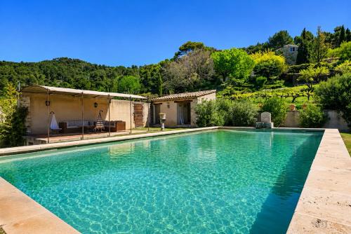a swimming pool in the backyard of a house at Le Degoutaud in Le Barroux