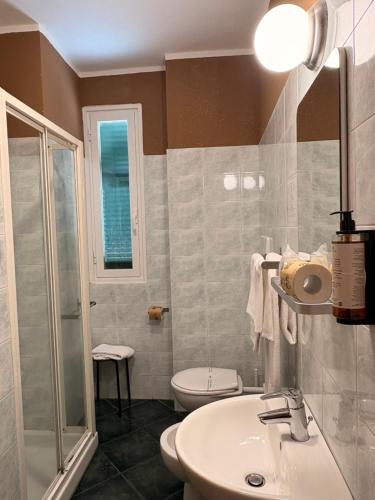 un bagno con WC, lavandino e doccia di Albergo Posta a Genova