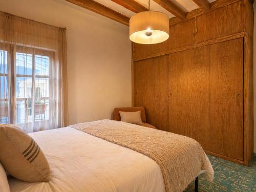 a bedroom with a large bed and a window at Casas Balcón Gto in Guanajuato