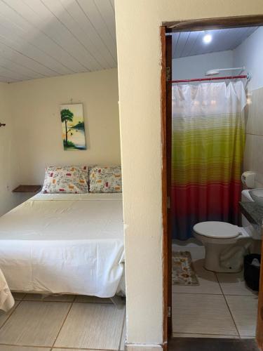 a bedroom with a bed and a shower at Pousada Orienttal in Santarém