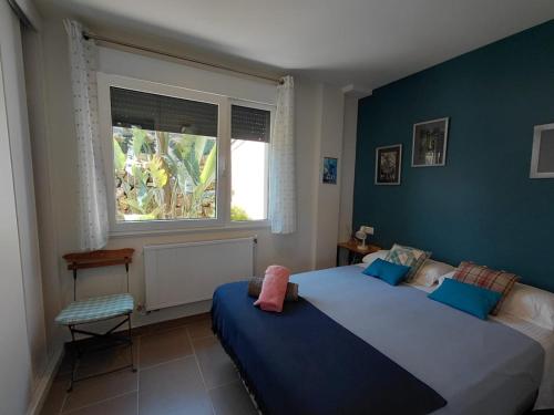 a bedroom with two beds and a window at Al Eu in Ribeira