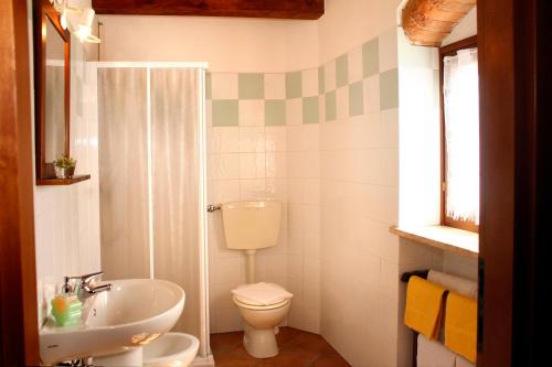 a bathroom with a toilet and a sink and a shower at Appartamenti Il Granaio in Marina di Grosseto