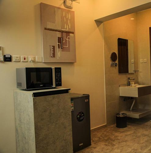 a kitchen with a microwave and a sink at Sky view in Mahlal