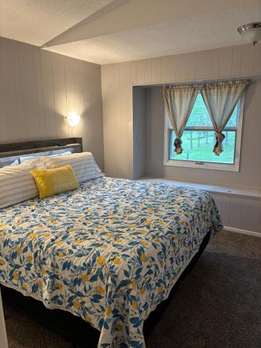 a bedroom with a bed and a window at Cedarwood Chateau in Cambridge