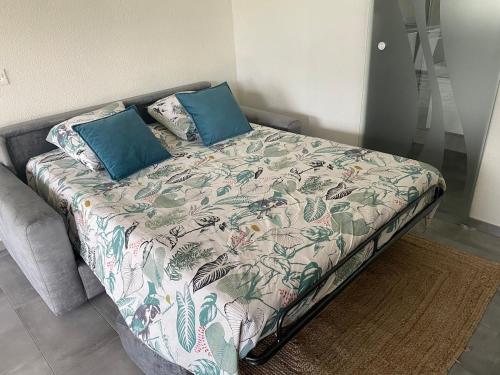 a bed with two pillows on it in a room at Studio Redin in Savièse