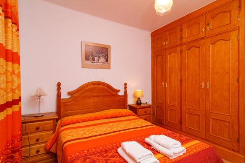 ネルハにあるVilla Francisca Casasolのベッドルーム1室(ベッド1台、タオル2枚付)