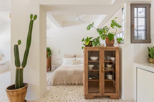 Stylish & bright semi basement studio
