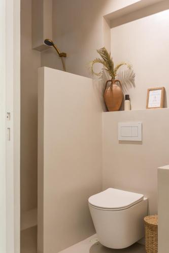 Stylish & bright semi basement studio