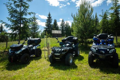 Zwei Quads und zwei Fahrräder waren auf einem Feld geparkt. in der Unterkunft Vatra Muntilor in Neagra Şarului