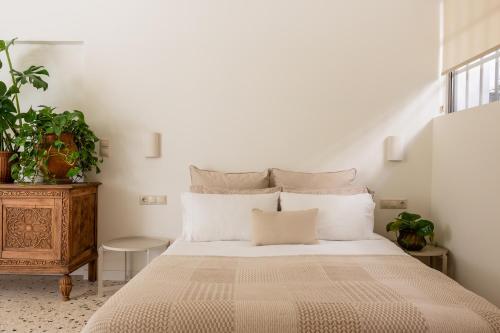 Stylish & bright semi basement studio
