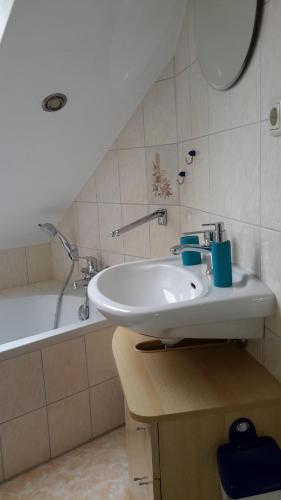 W łazience znajduje się umywalka i wanna. w obiekcie Ferienwohnung Krallert w mieście Rennertshofen