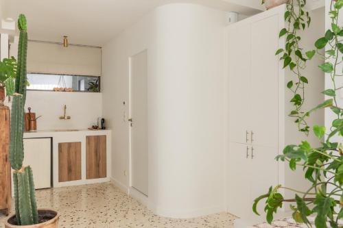 Stylish & bright semi basement studio