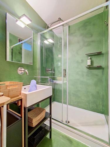 Two bedroom apartment, Hypercenter, terrace Mont Blanc, parking