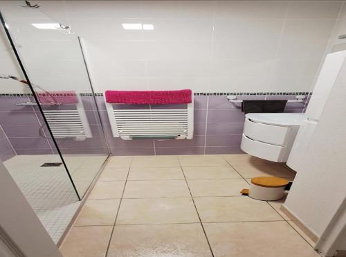 a bathroom with a shower and a toilet and a sink at L'Etoile Biterroise - Location appartement de vacances - Béziers in Béziers