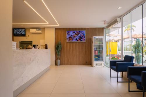 Die Eingangshalle eines Krankenhauses mit einem Tresen und Stühlen in der Unterkunft HANNA Amsterdam Apart Hotel & Eventos in Florianópolis