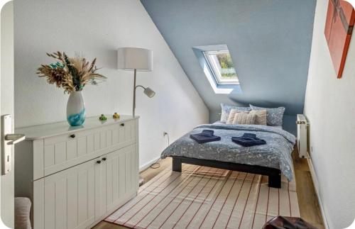 a bedroom with a bed and a dresser and a window at Kahler Pőn in Willingen
