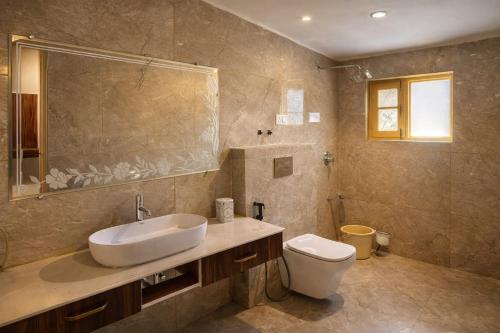 a bathroom with a sink and a toilet at THE NUN KUN Pahalgam in Pahalgām