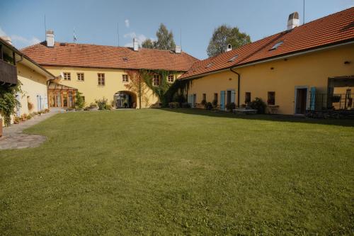 a large yard in the middle of two buildings at Statek Zahrádka Český Krumlov in Český Krumlov