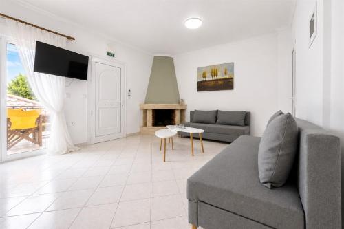 Victoria House Pefkohori 3 bedrooms 12 guests