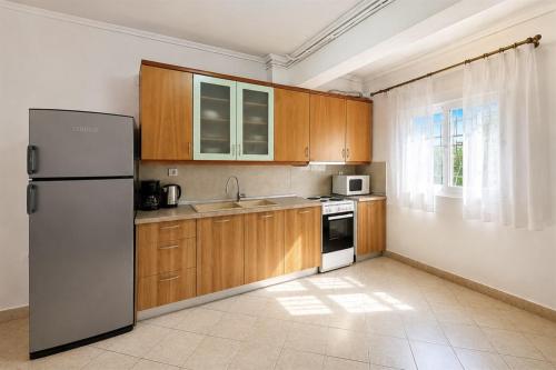 Victoria House Pefkohori 3 bedrooms 12 guests