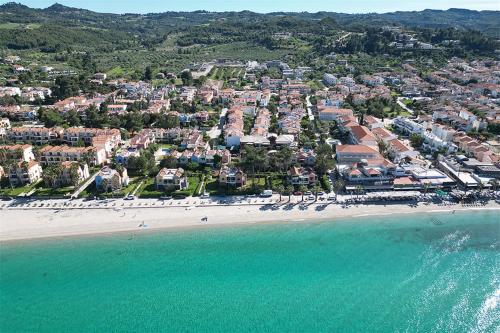 Victoria House Pefkohori 3 bedrooms 12 guests