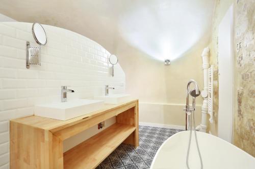 une salle de bain avec un lavabo et un miroir dans l'établissement Rent a Room - Chenier B, à Paris