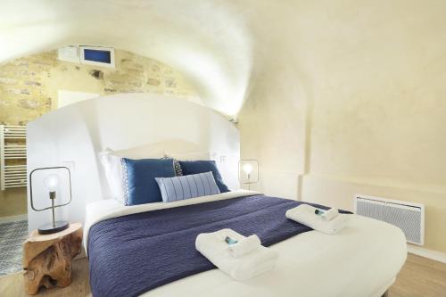 une chambre avec un grand lit avec deux serviettes dessus dans l'établissement Rent a Room - Chenier B, à Paris