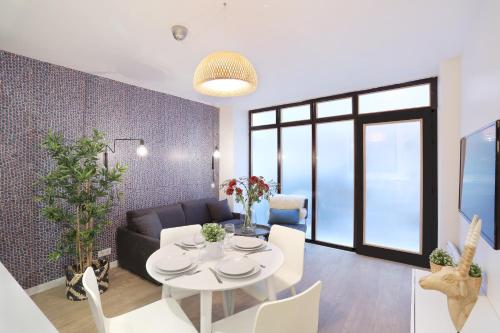 un salon avec une table et un canapé dans l'établissement Rent a Room - Chenier B, à Paris