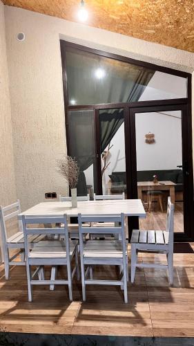 a white table and chairs in a room at Shenlik Cozy House in Chʼinchʼin