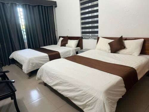 a hotel room with two beds in a room at G7 Hotel in Quyền Hoành
