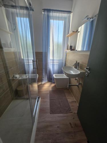 un bagno con doccia, WC e lavandino di Pubble beach apartment a Fossacesia
