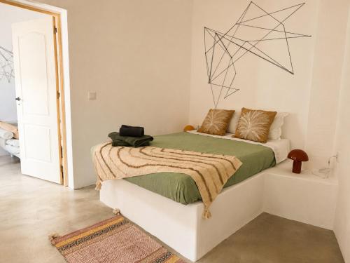 a bedroom with a bed with a green blanket at Pátio 38 do frade in Aldeia do Mato