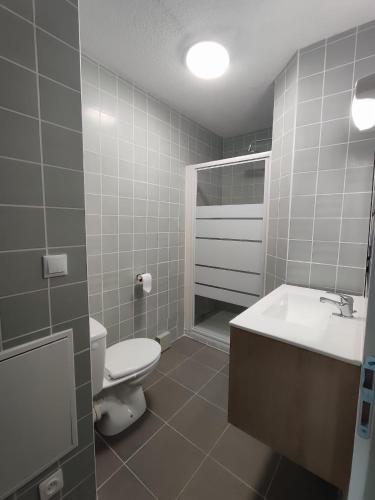Appartement rénové vue lac et canigou 4 pers clim piscine