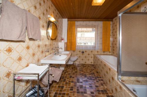 ヴァークラインにあるAppartement Hochleitnerのバスルーム(洗面台、トイレ、バスタブ付)