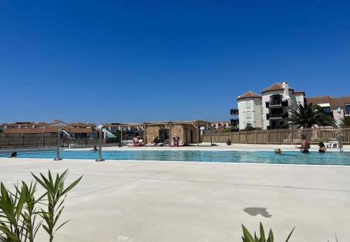 Appartement rénové vue lac et canigou 4 pers clim piscine