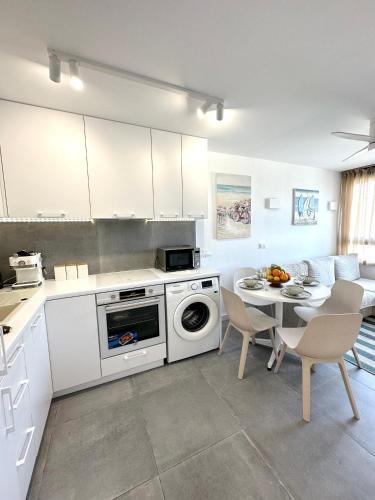 La Roca Seafront Apartment Sea View and Private Parking photo 6