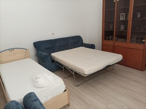 a small room with a bed and a couch at Casa della nonna in Donisi