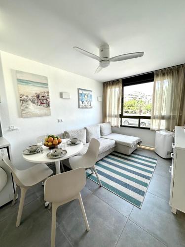 La Roca Seafront Apartment Sea View and Private Parking photo 8